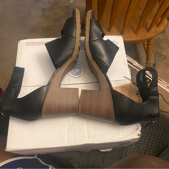 FRYE AND CO. Black Strappy Sandals 11 - Picture 2 of 7